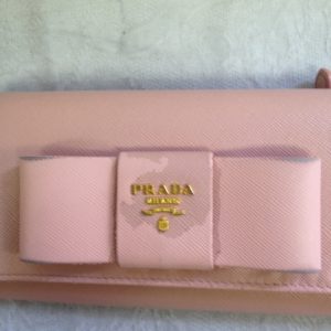 プラダ　ピンク　サフィアーノ　リボン　PRADA　長財布　B2　ソファー、鞄、バッグ、修理、張替、黒ずみ汚れ、クリーニング、色移り、擦り傷、染め直し